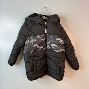 Boys Winter Puffer Coat – Size 6 – Black & Gray Camo Hooded Jacket
